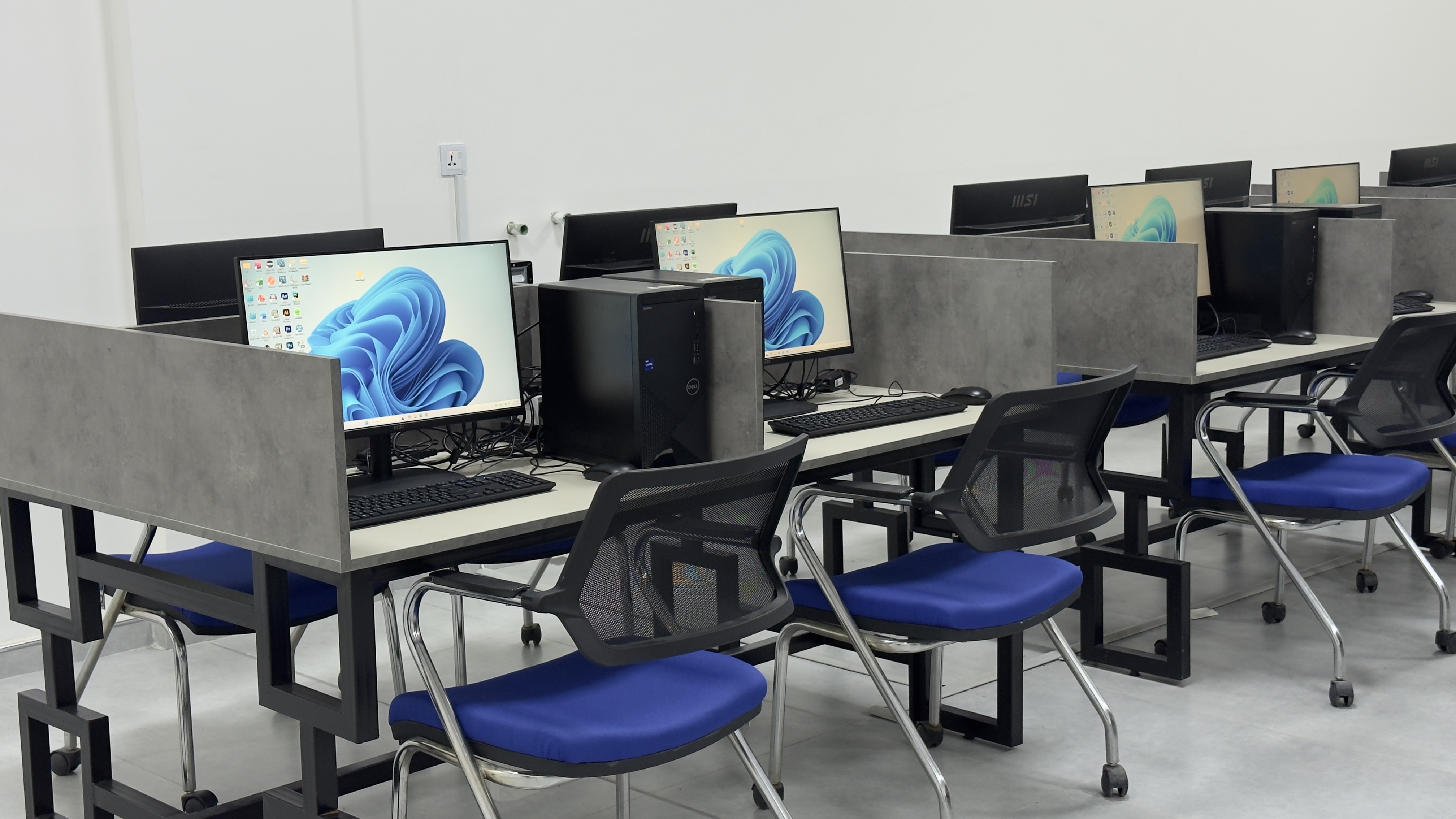 F2 - 05 Computer Lab image 1