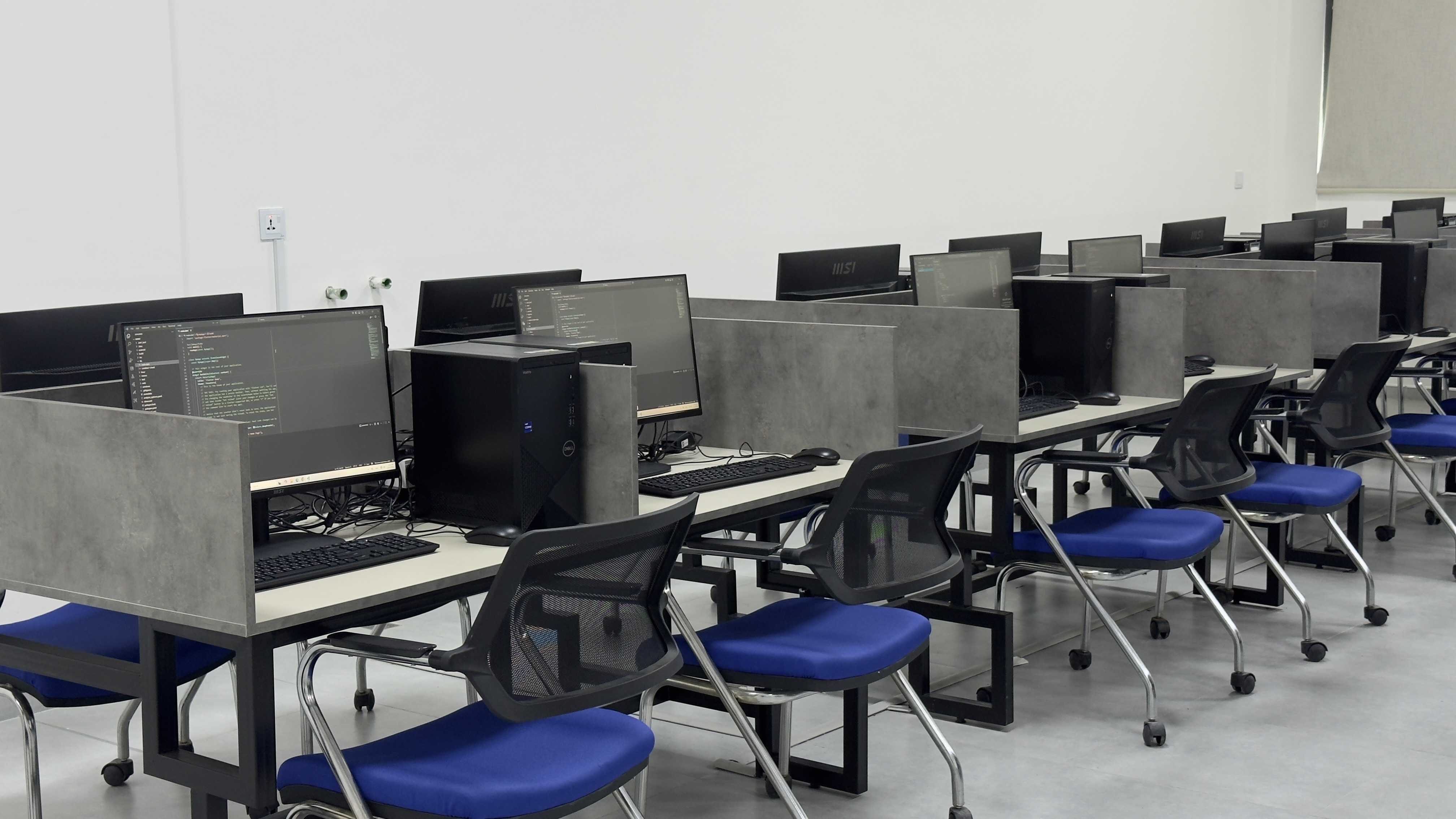 F2 - 05 Computer Lab image 2