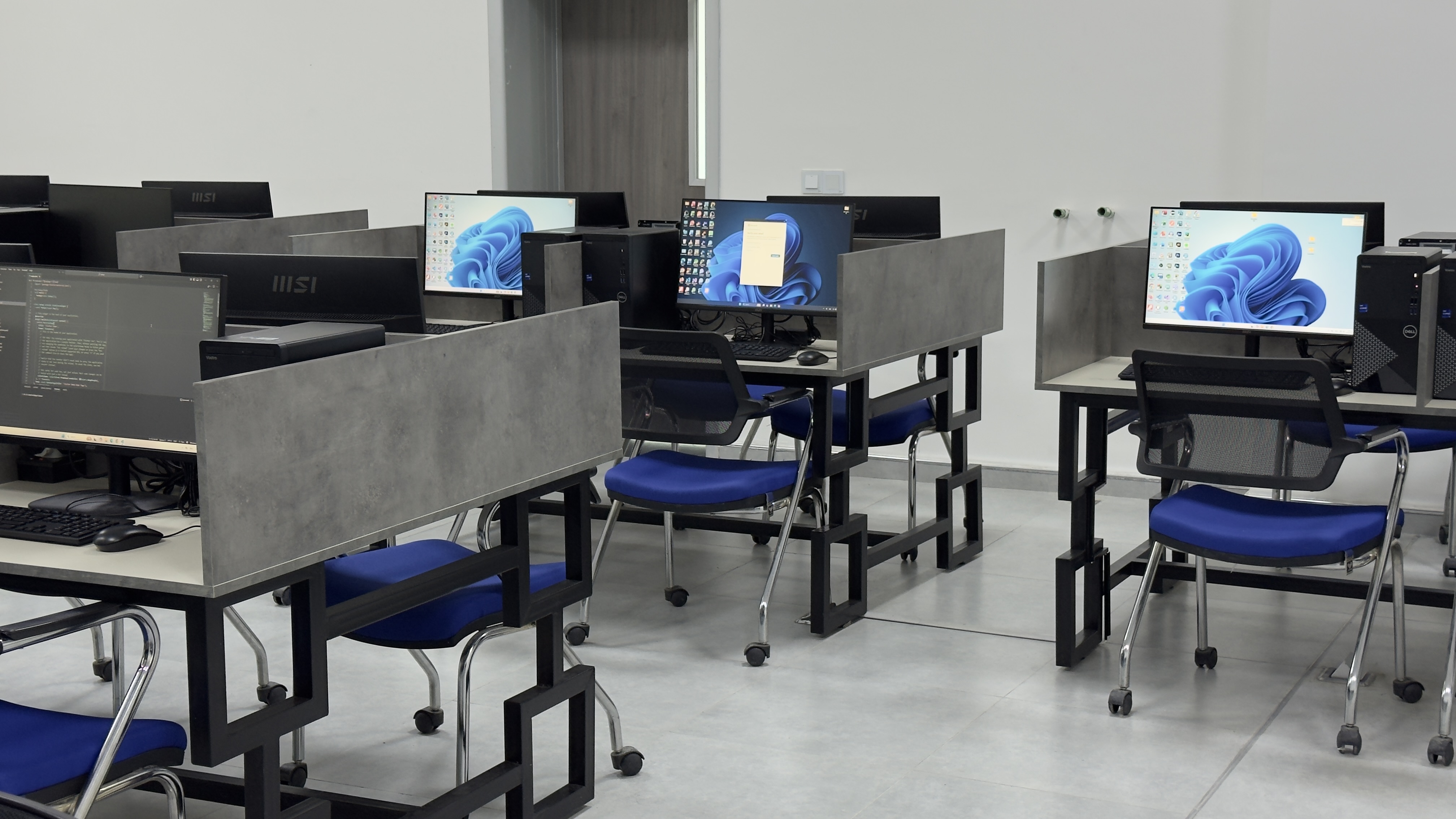 F2 - 05 Computer Lab image 3